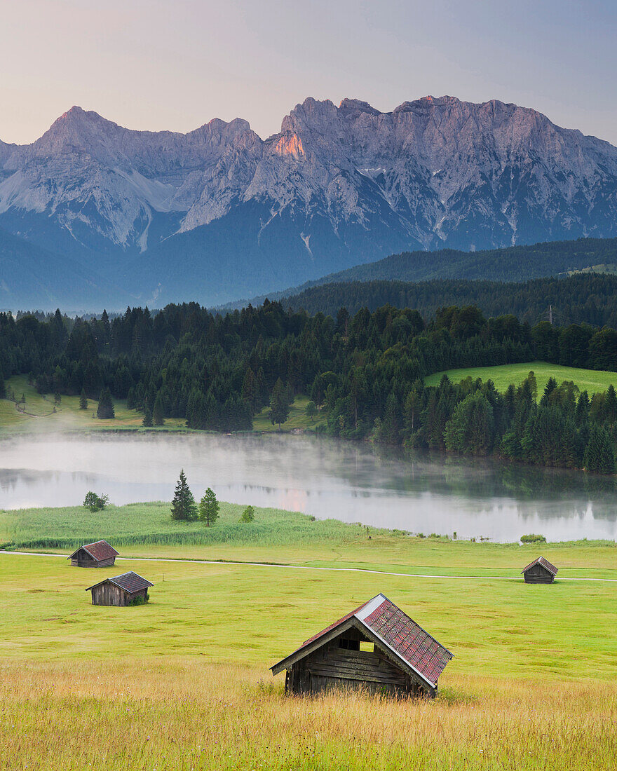 Morgenstimmung am Wagenbruchsee, Geroldsee, nördliche Karwendel im Hintergrund, Gerold, Bayern, Deutschland