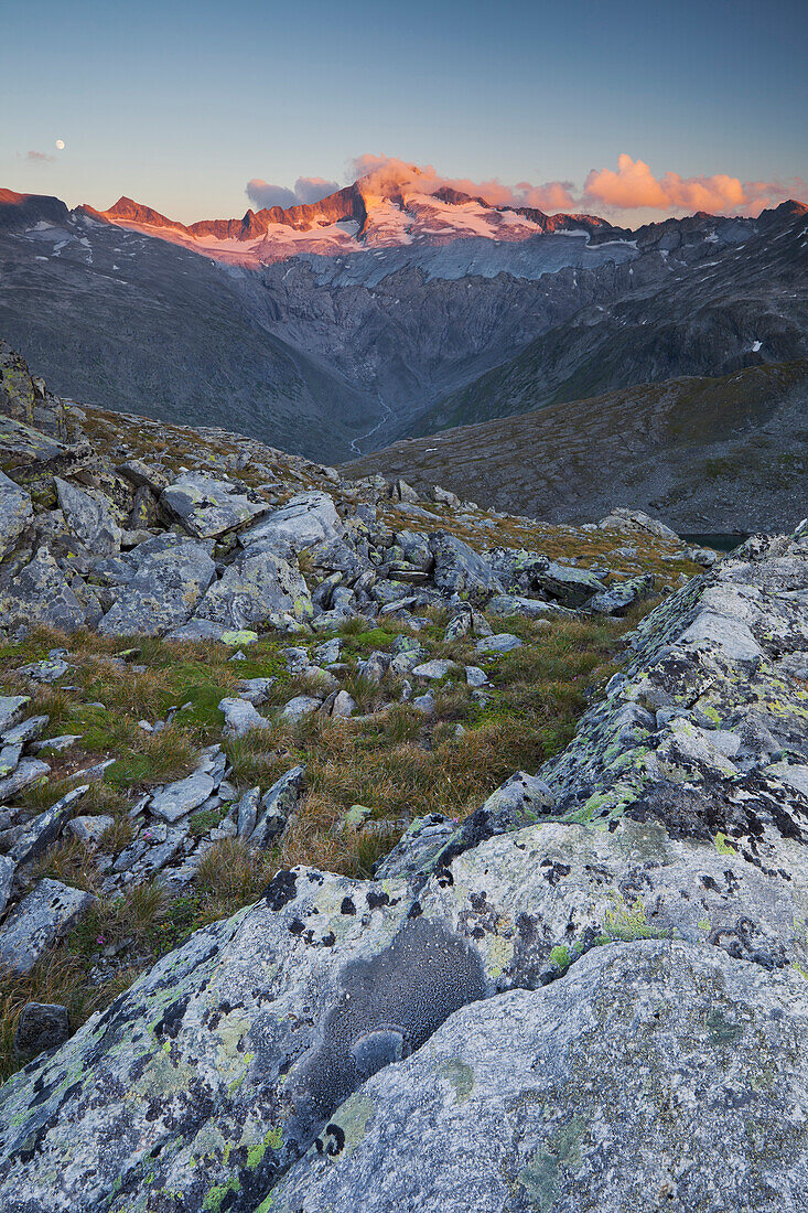 Blick auf Felsen und Hochalmspitze bei Sonnenuntergang, Nationalpark Hohe Tauern, Kärnten, Österreich, Europa
