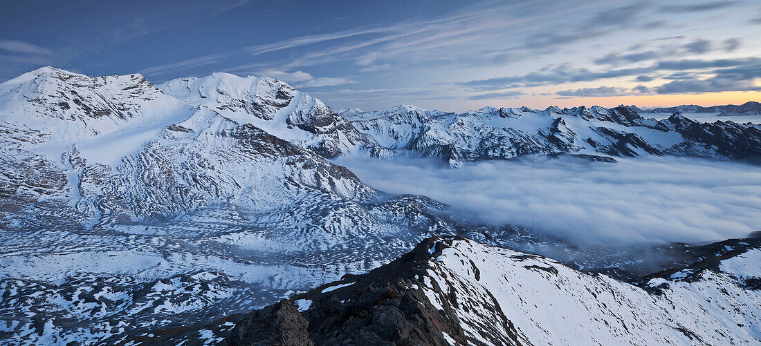 Blick vom Monte Scorluzzo auf schneebedeckte Berge bei Sonnenuntergang, Stilfser Joch Nationalpark, Piz ta del Naso, Hohe Schneide, Lombardei, Italien, Europa