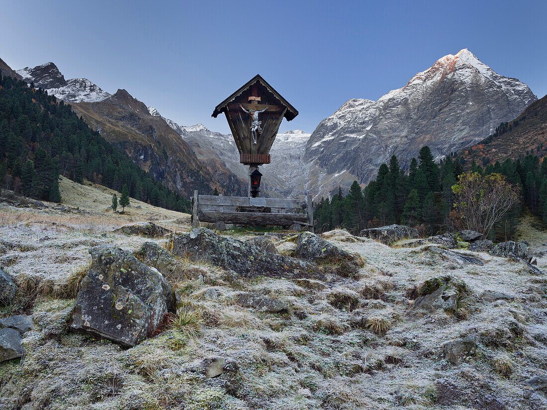 Wayside cross at Luesens valley in the morning, Luesens, Luesenser Fernerkogel, Tyrol, Austria, Europe