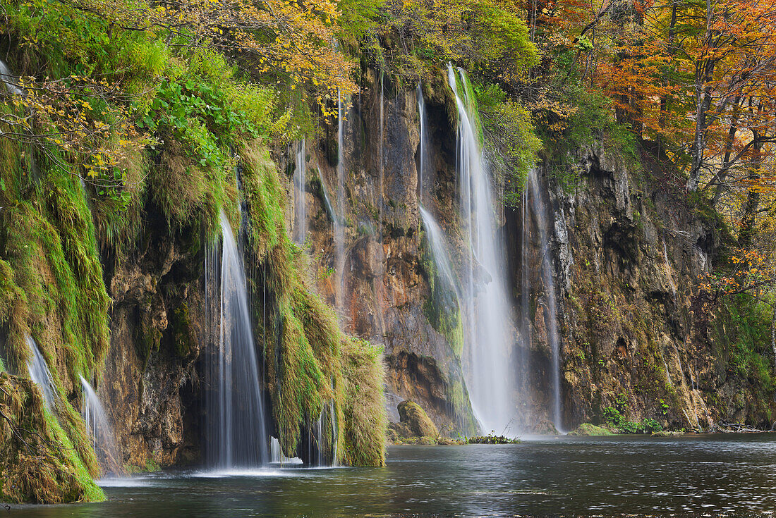 Wasserfall im Nationalpark Plitvicer Seen, Kroatien, Europa