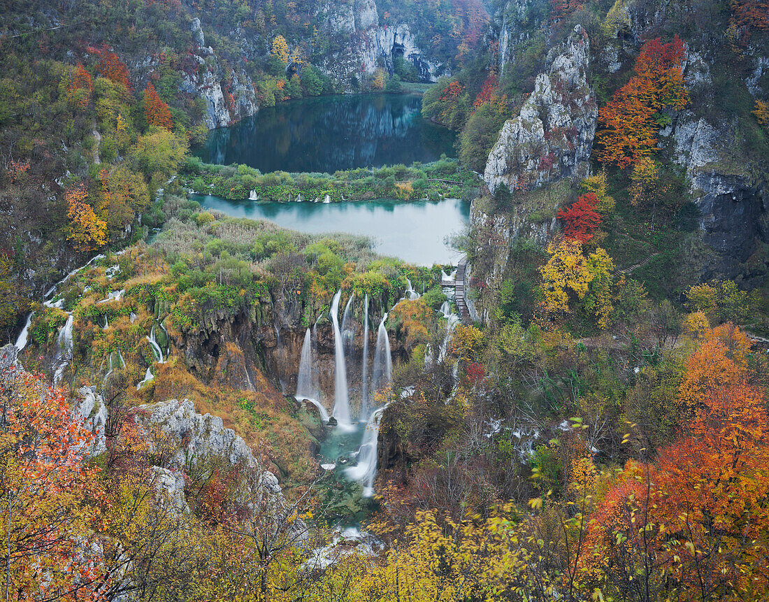 Blick von oben auf Wasserfall im Herbst, Nationalpark Plitvicer Seen, Kroatien, Europa