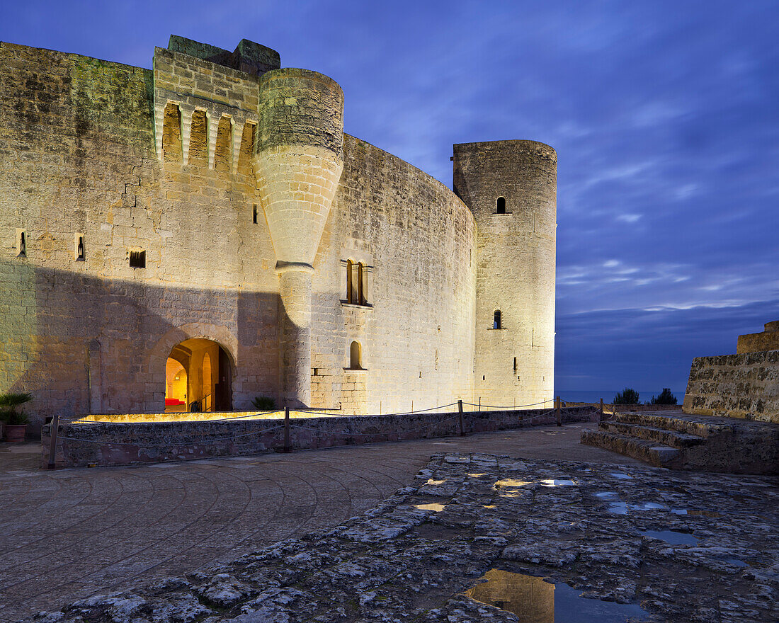 Castell de Bellver unter Wolkenhimmel am Abend, Palma, Mallorca, Spanien, Europa