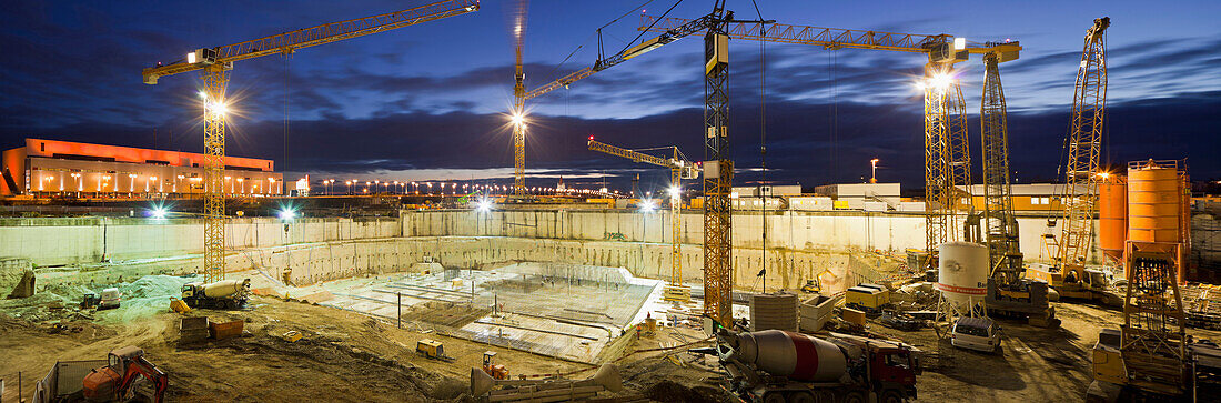 Beleuchtete Baustelle bei Nacht, 22. Bezirk, Donaustadt, Wien, Österreich, Europa