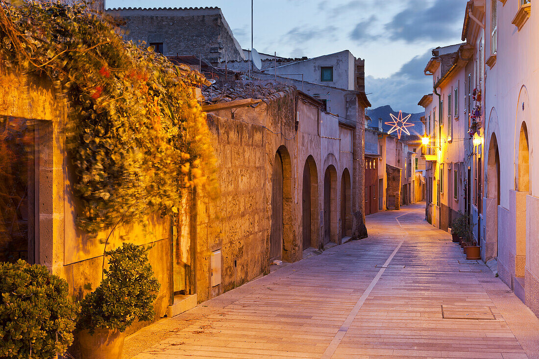 Deserted alley in the early morning, Alcudia, Mallorca, Spain, Europe