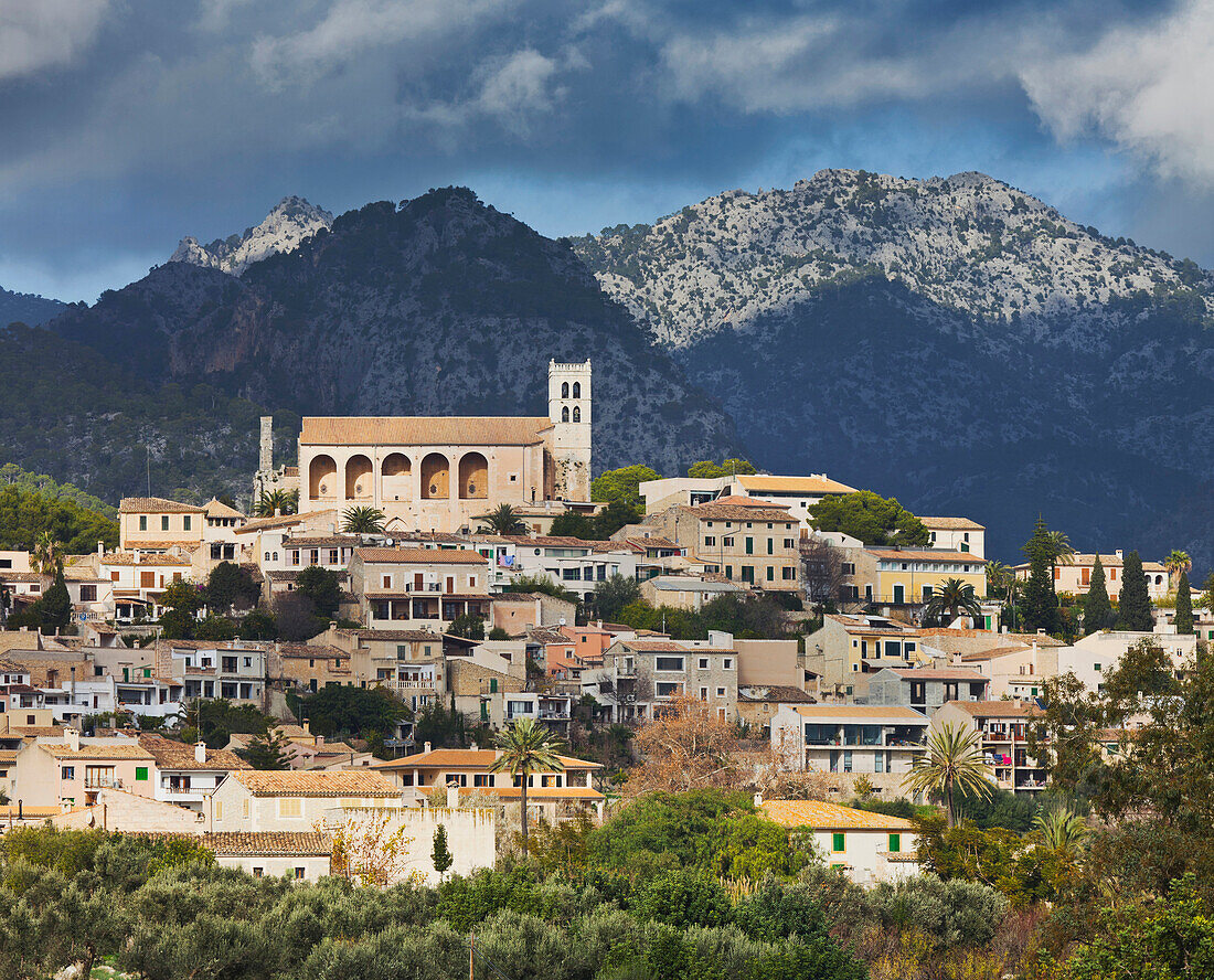 Häuser und Kirche des Dorfes Selva, Serra de Tramuntana, Mallorca, Spanien, Europa