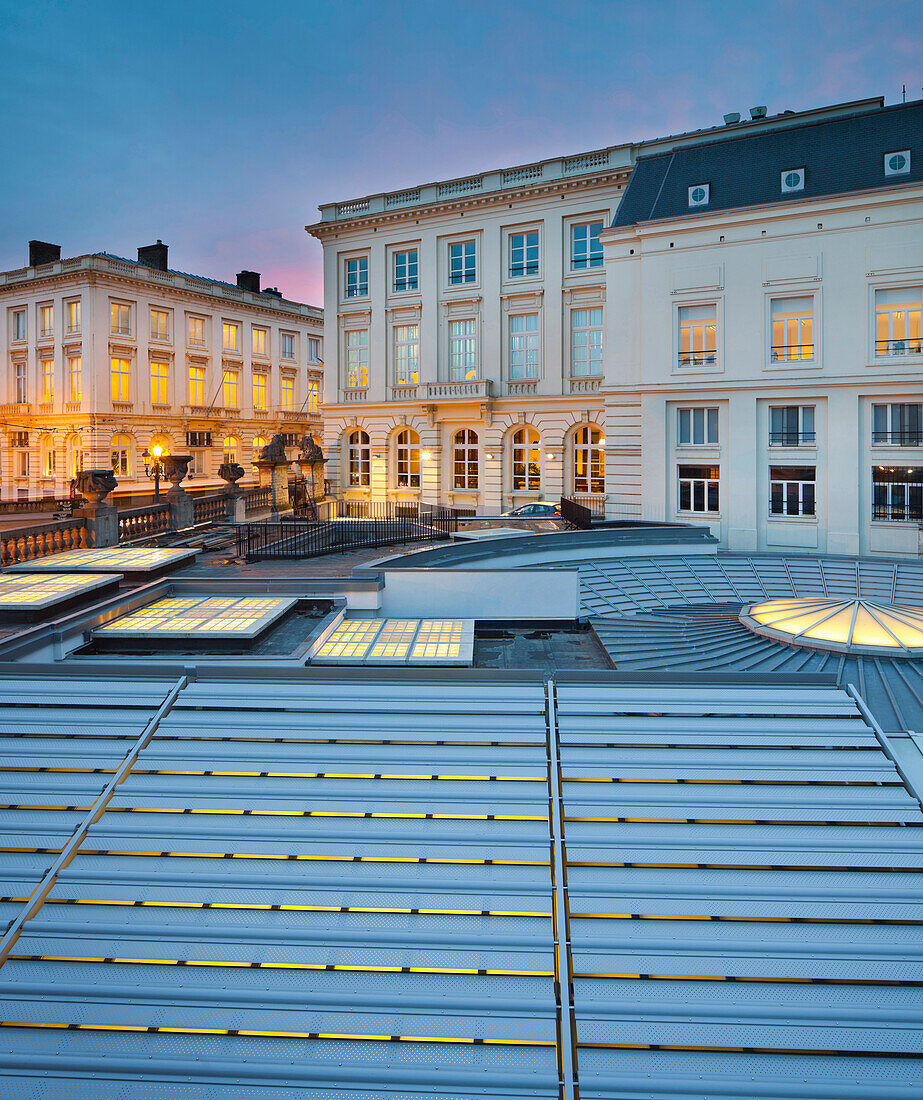 Blick auf Dachfenster und Häuser an der Place des Palais am Abend, Brüssel, Belgien, Europa