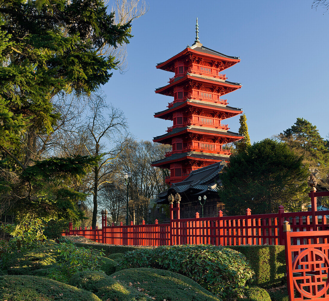 Tour Japonaise, Japanischer Turm im Sonnenlicht, Brüssel, Belgien, Europa