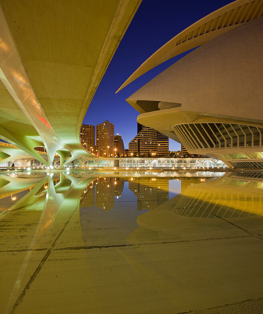 Opernhaus Palau de les Arts Reina Sofia und Brücke am Abend, Ciudad de las Artes y de las Ciencias, Valencia, Spanien, Europa