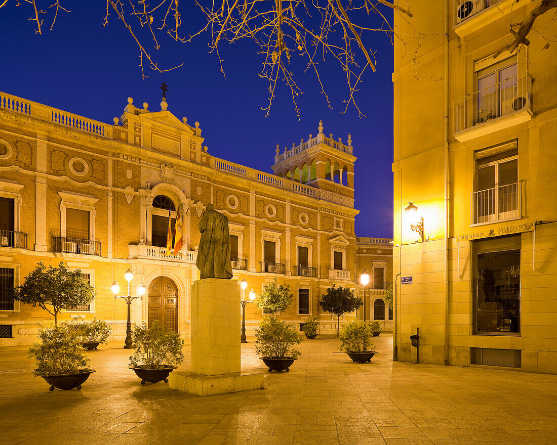 Statue und beleuchtete Häuser bei Nacht, Calle de la Barcilla, Valencia, Spanien, Europa