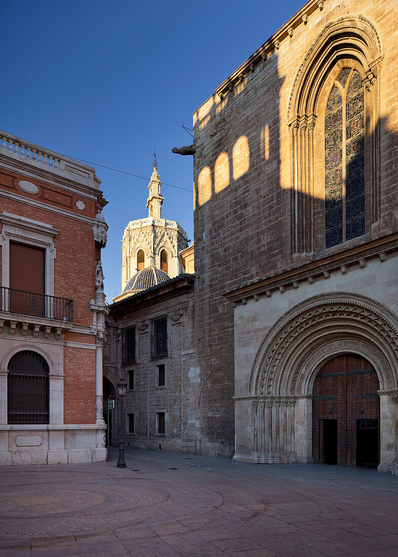 Kathedrale im Sonnenlicht, Catedral de Santa Maria de Valencia, Calle de la Barcilla, Valencia, Spanien, Europa