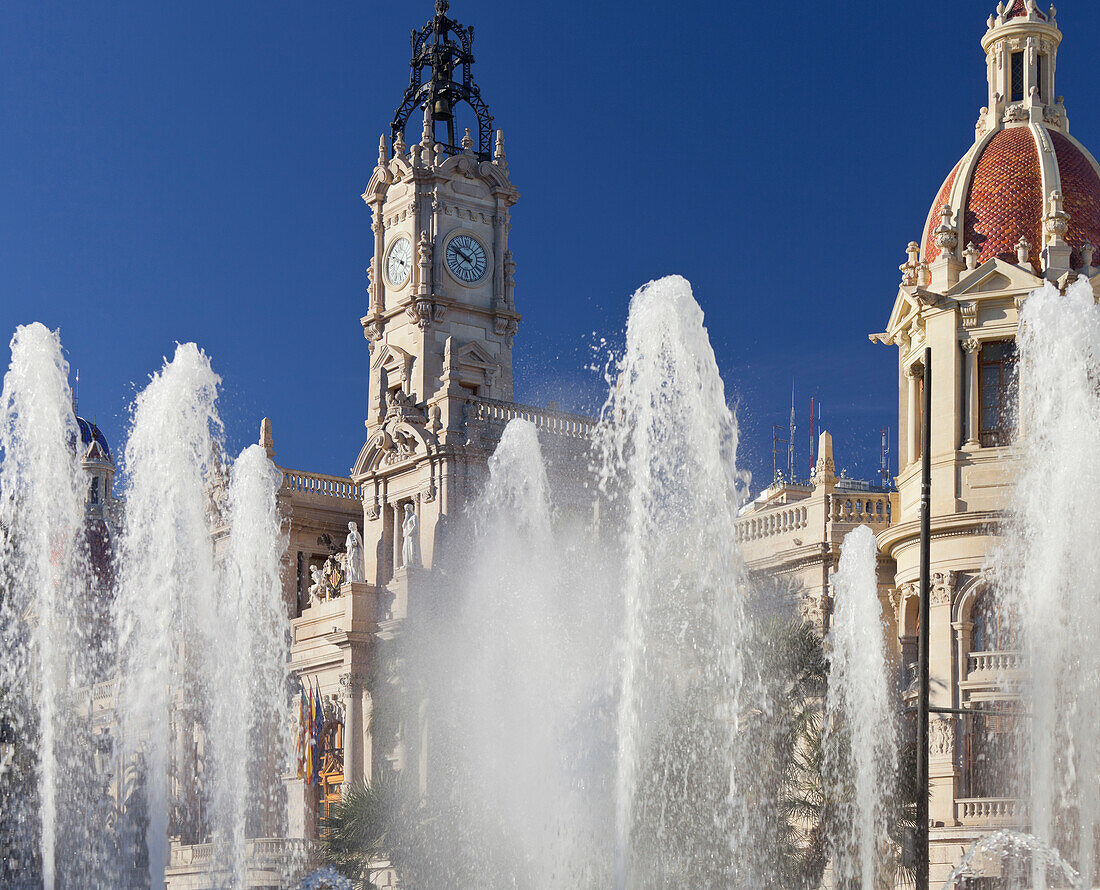 Fountain in front of the town hall, Place de l'Ajuntament, Valencia, Spain, Europe