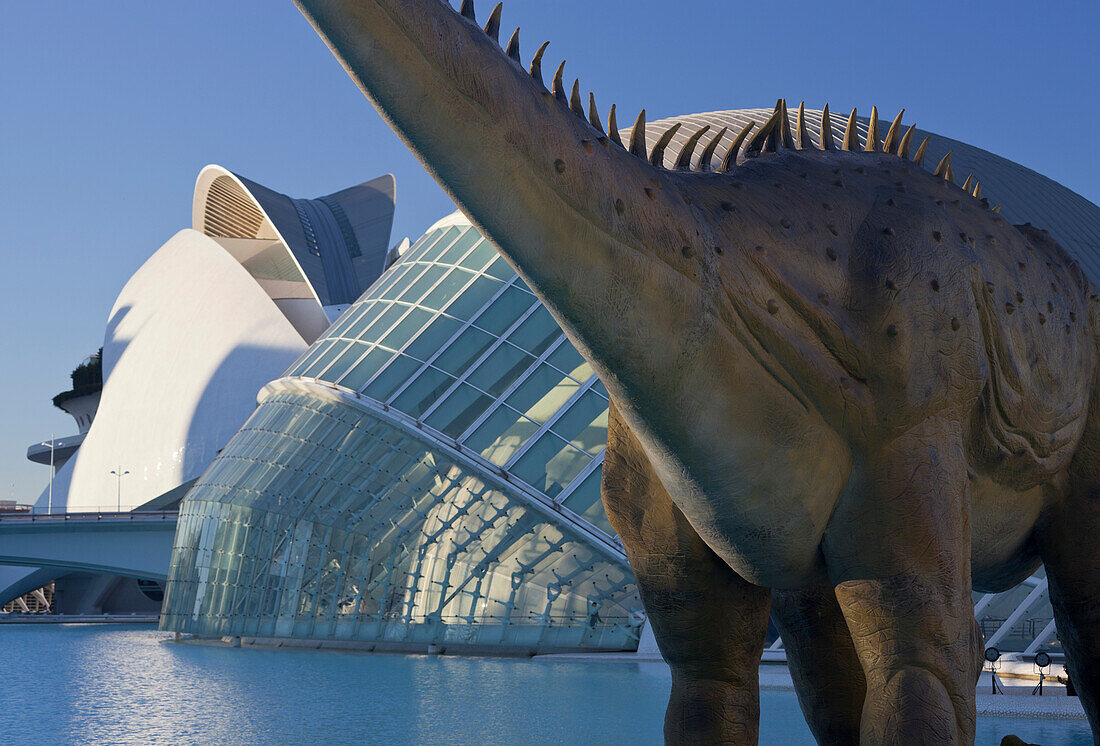 Dinosaurier vor dem IMAX 3D Kino L'Hemispheric und dem Palau de les Arts Reina Sofia, Ciudad de las Artes y de las Ciencias, Valencia, Spanien, Europa