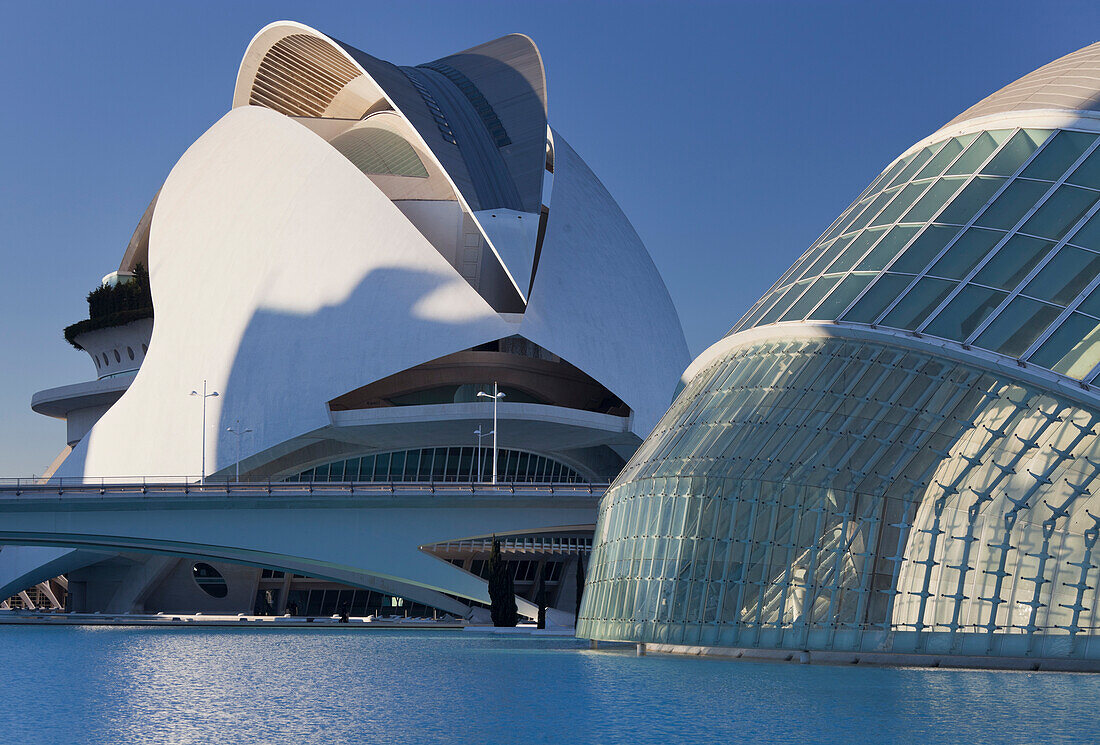 L'Hemisferic und Palau de les Arts Reina Sofia im Sonnenlicht, Ciudad de las Artes y de las Ciencias, Valencia, Spanien, Europa