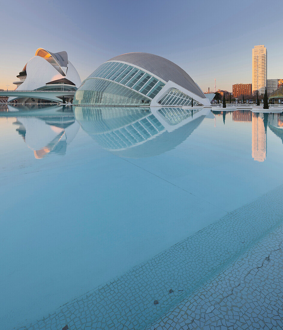 L'Hemisferic und Palau de les Arts Reina Sofia im Abendlicht, Ciudad de las Artes y de las Ciencias, Valencia, Spanien, Europa