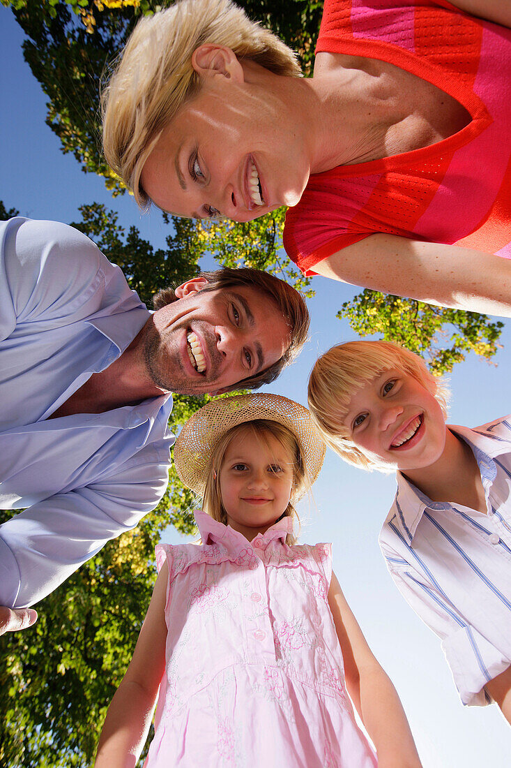 Familie lacht in die Kamera, Starnberger See, Bayern, Deutschland