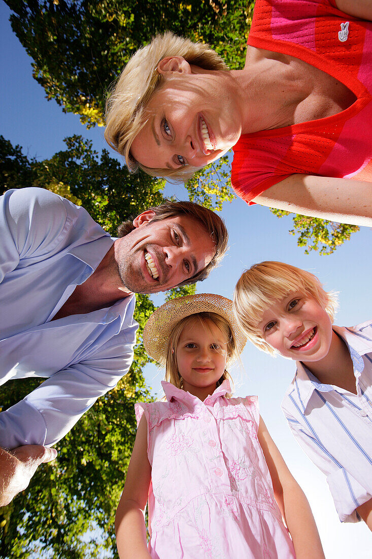 Familie lacht in die Kamera, Starnberger See, Bayern, Deutschland