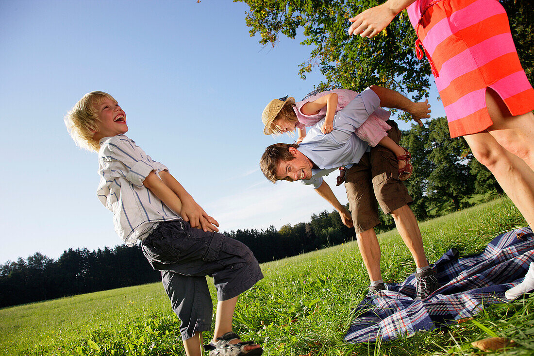 Eltern und Kinder spielen auf einer Wiese, Starnberger See, Bayern, Deutschland