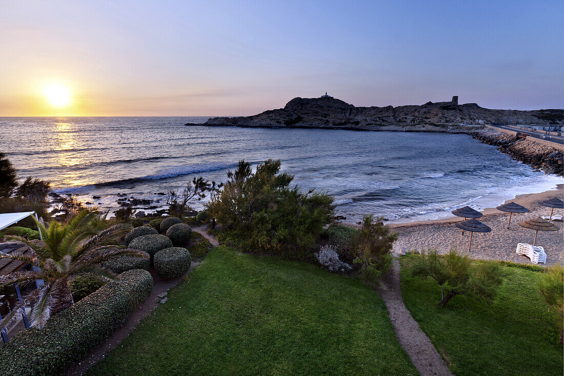 Strand mit dem Ile Rousse Halbinsel beim Sonnenuntergang, Korsika, Frankreich