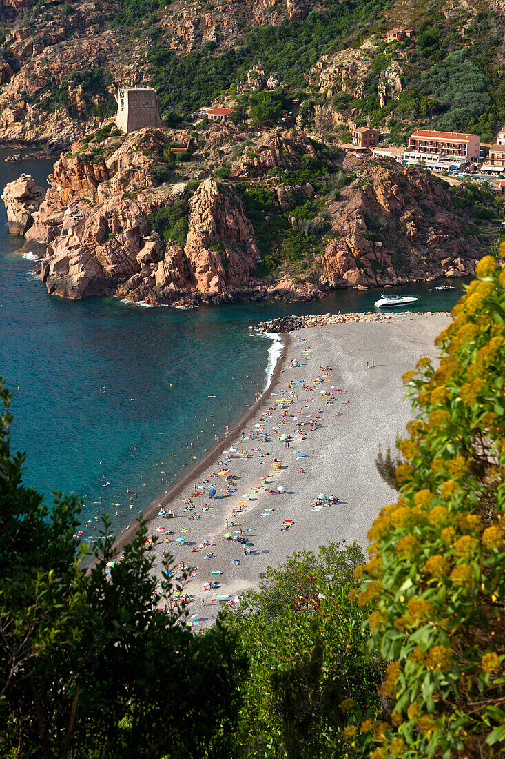 Blick auf Porto mit Strand und genuesischer Turm im Hintergrund, Korsika, Frankreich