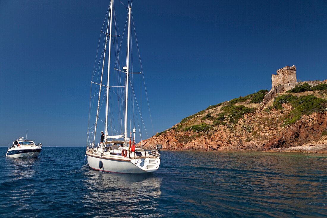 Boot vor dem Genuesischen Turm geankert, Dorf Girolata, Korsika, Frankreich