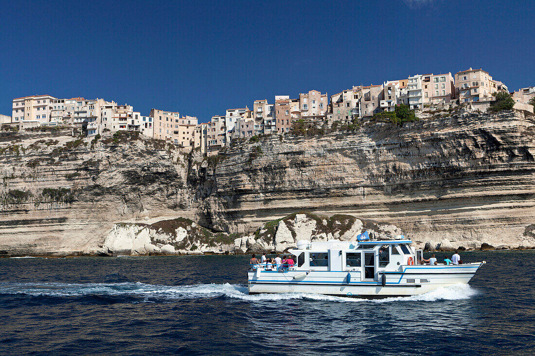Ausflugsboot fährt Bonifacio entlang, Bonifacio, Korsika, Frankreich