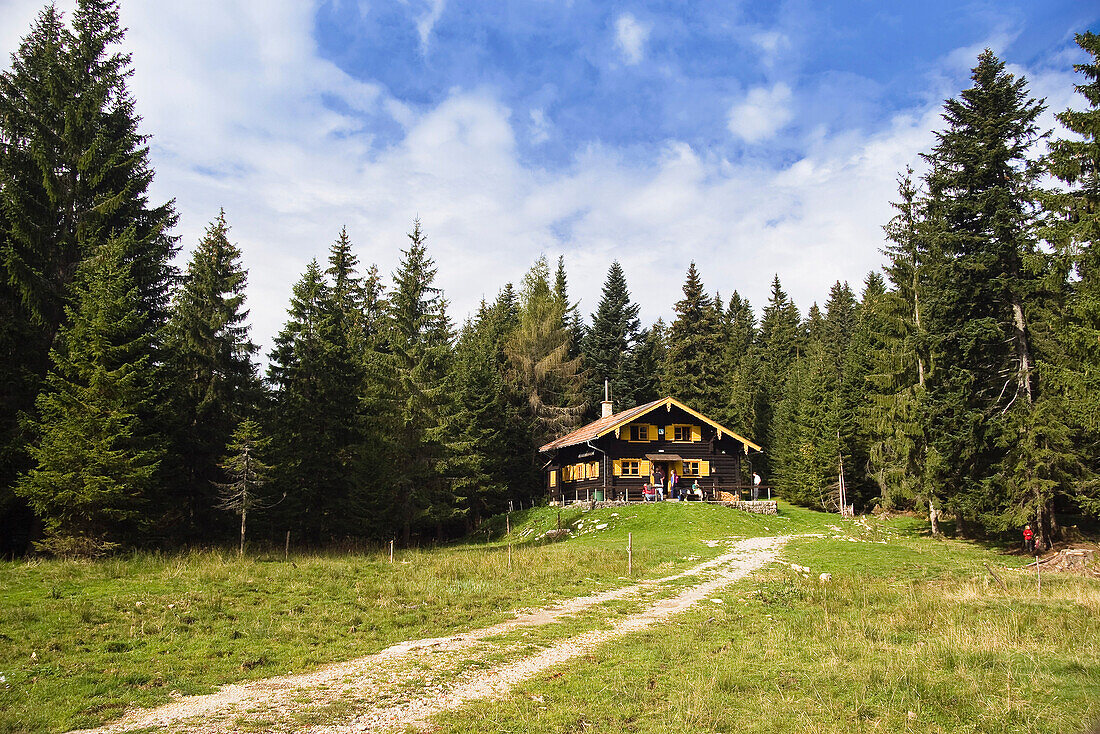 Berghütte in der Abenddämmerung, Neulandhütte des Alpenvereins bei Arzbach im Isarwinkel, Alpen, Oberbayern, Deutschland, Europa