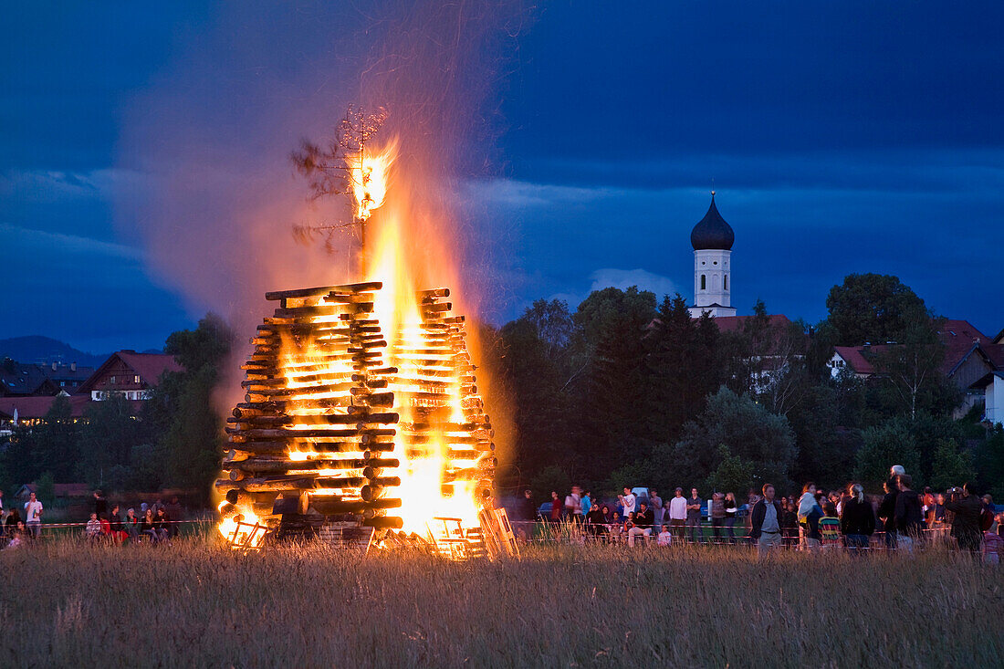 Johannisfeuer bei Iffeldorf an den Osterseen, Oberbayern, Deutschland, Europa