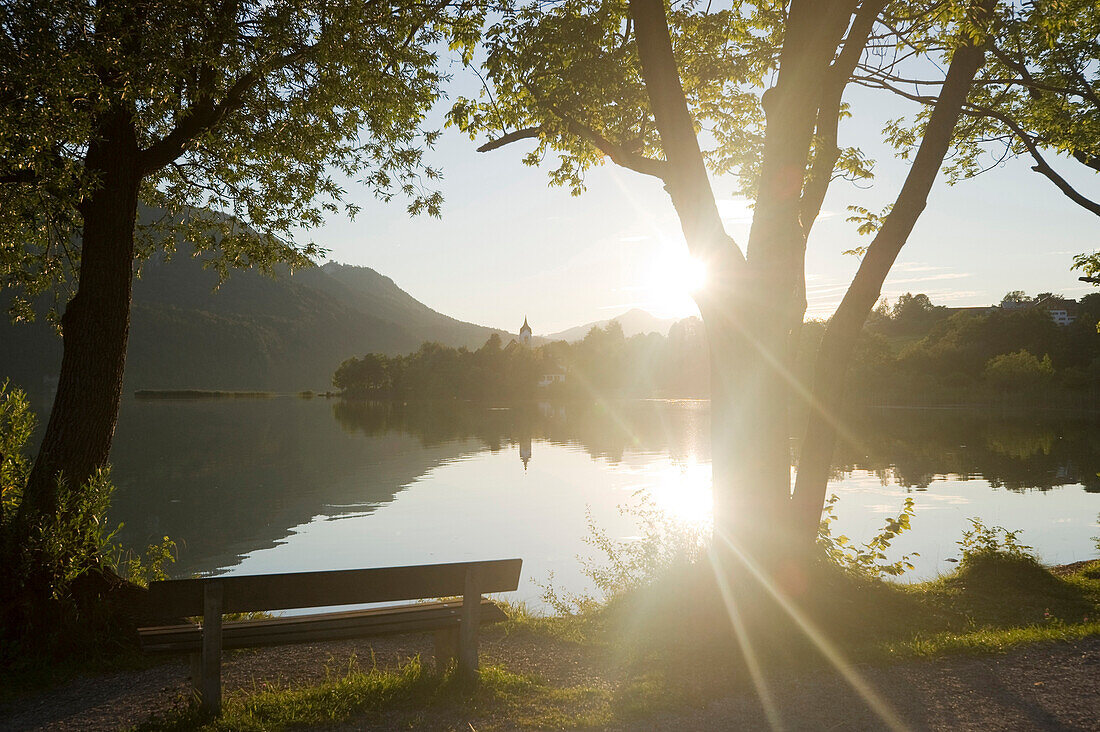 Blick auf Pfarrkirche St. Walburga am Weißensee, Füssen, Allgäu, Bayern, Deutschland