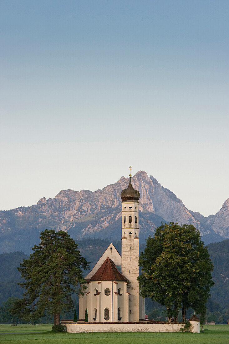 St. Coloman, Tannheimer Gebirge im Hintergrund, Schwangau, Allgäu, Bayern, Deutschland