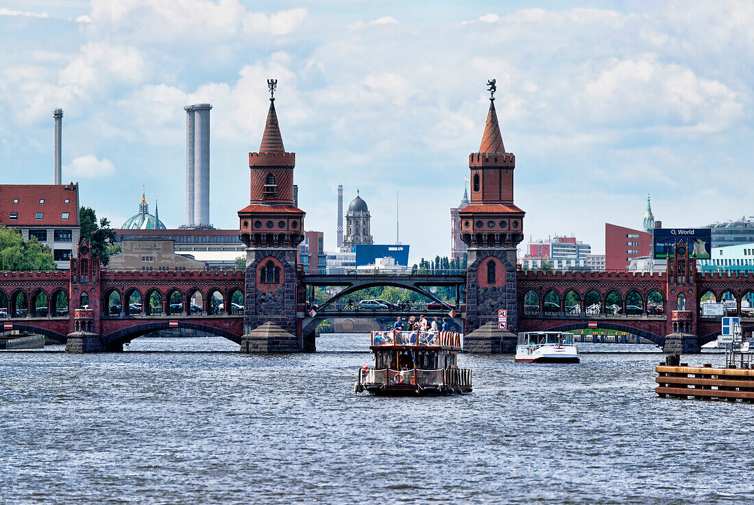 Spree, Boote, Oberbaumbrücke, Friedrichshain, Berlin, Deutschland