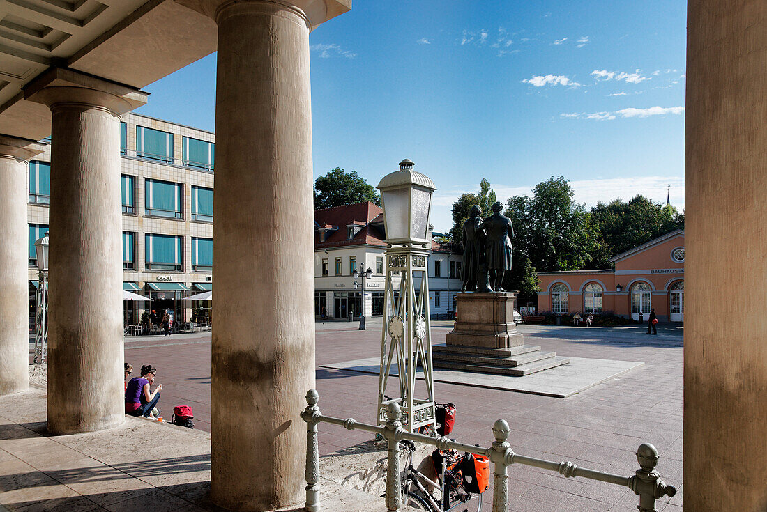 Deutsches Nationaltheater und die Staatskapelle Weimar, Goethe und Schiller Denkmal, Theaterplatz, Bauhaus-Museum, Weimar, Thüringen, Deutschland