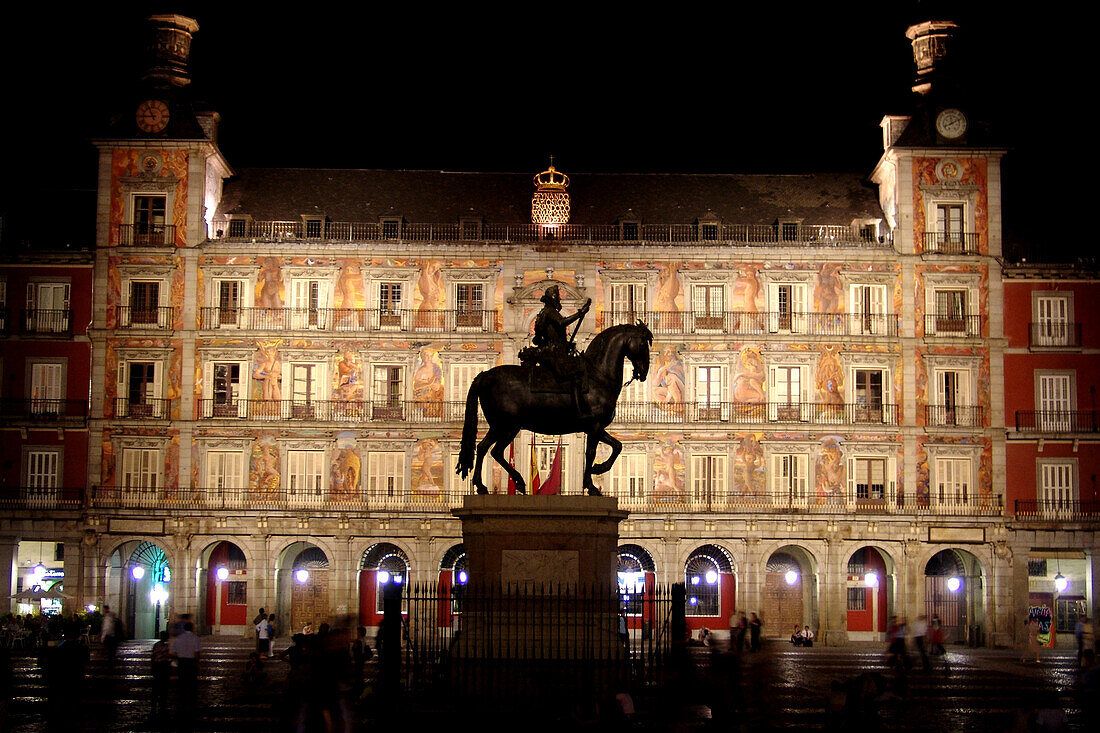 Reiterstatue auf der Plaza Major bei Nacht, Madrid, Spanien, Europa