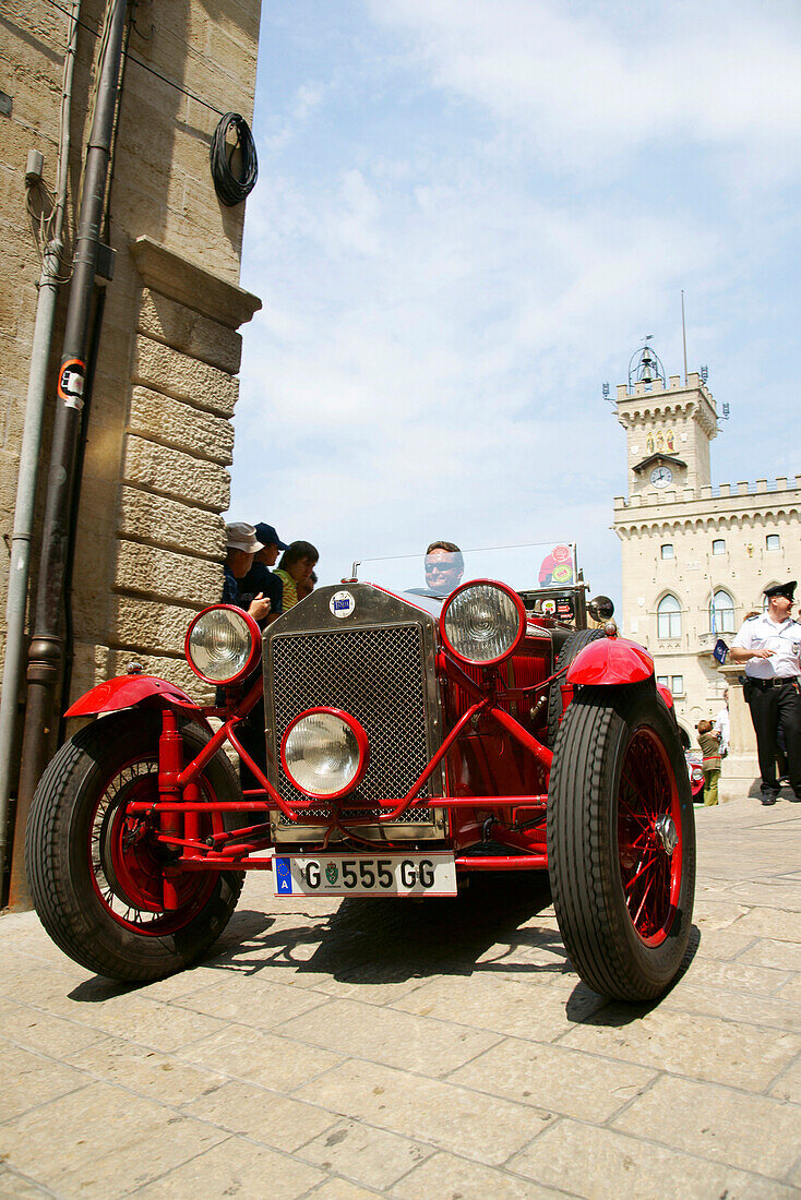 Oldtimer in der Altstadt vor der Burg, San Marino, Italien, Europa