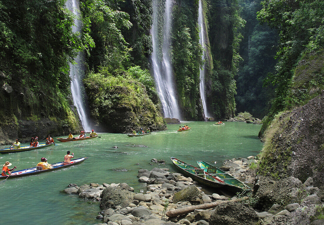 Touristen in Boote vor den Pagsanjan Fällen, Laguna, Luzon, Philippinen, Asien