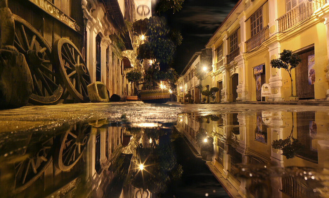 Spiegelung auf nasser Strasse bei Nacht, spanische Kolonialstadt Vigan, Ilocos, Luzon, Philippinen, Asien