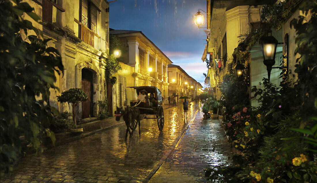Regen in der spanischen Kolonialstadt Vigan bei Nacht, Ilocos, Luzon, Philippinen, Asien