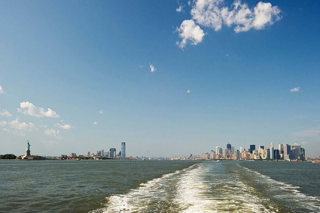 Manhattan Skyline und Freiheitsstatue von der Staten Island Ferry aus gesehen, Manhattan, New York, USA, Amerika