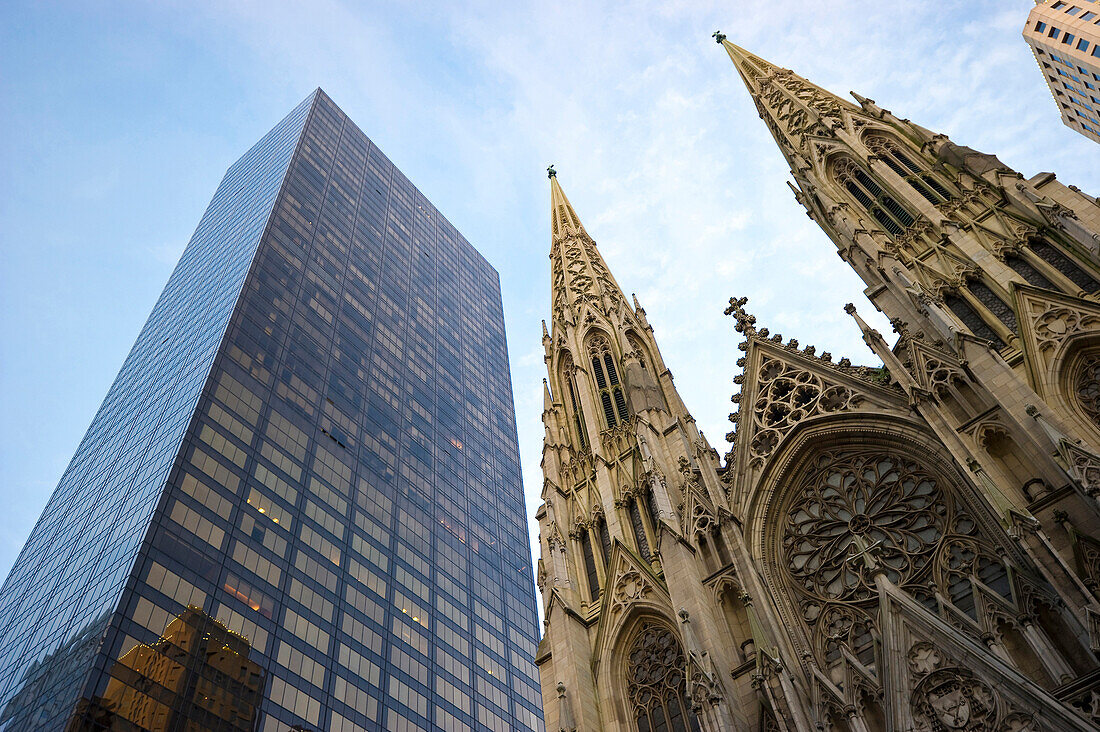 St. Patrick's Cathedral neben einem Hochhaus, Manhattan, New York, USA, Amerika