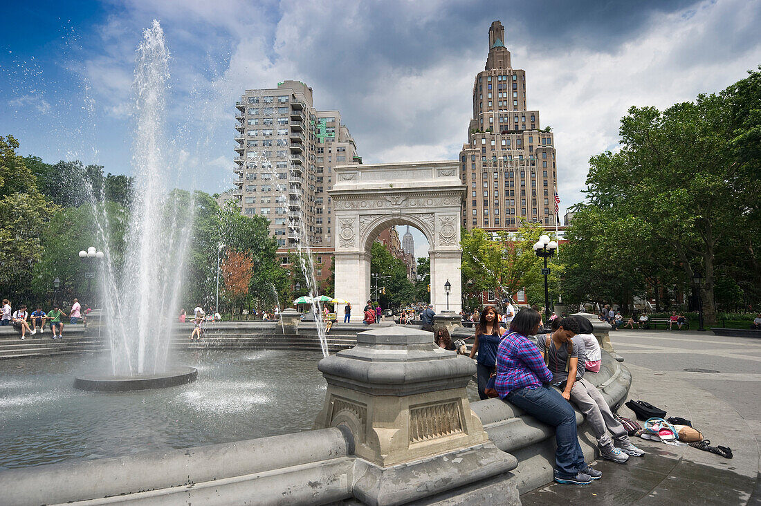 Central Fountain mit Washington Square Arch im Hintergrund, Washington Square Park, Manhattan, New York City, New York, USA