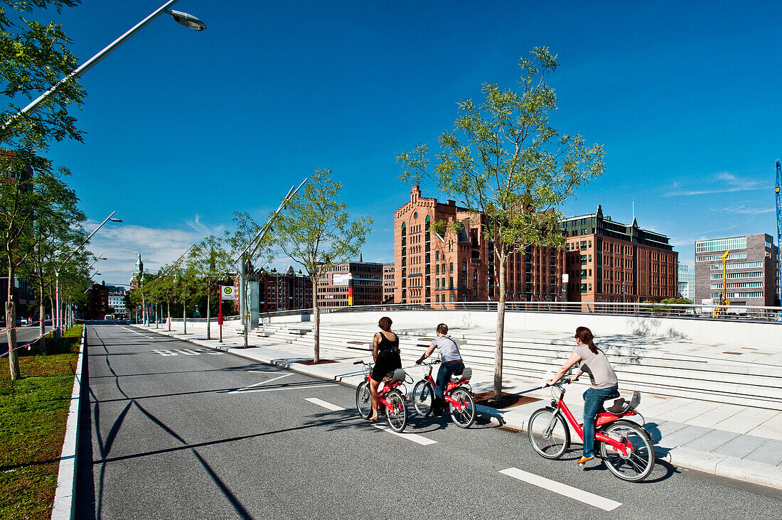 Fahrradfahrer, Internationales Maritimes Museum im Hintergrund, HafenCity, Hamburg, Deutschland