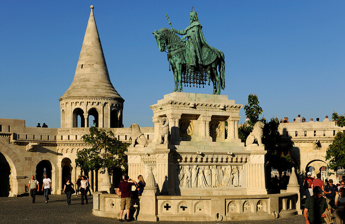 Menschen an Stephansdenkmal und Fischerbastei, Budapest, Ungarn, Europa