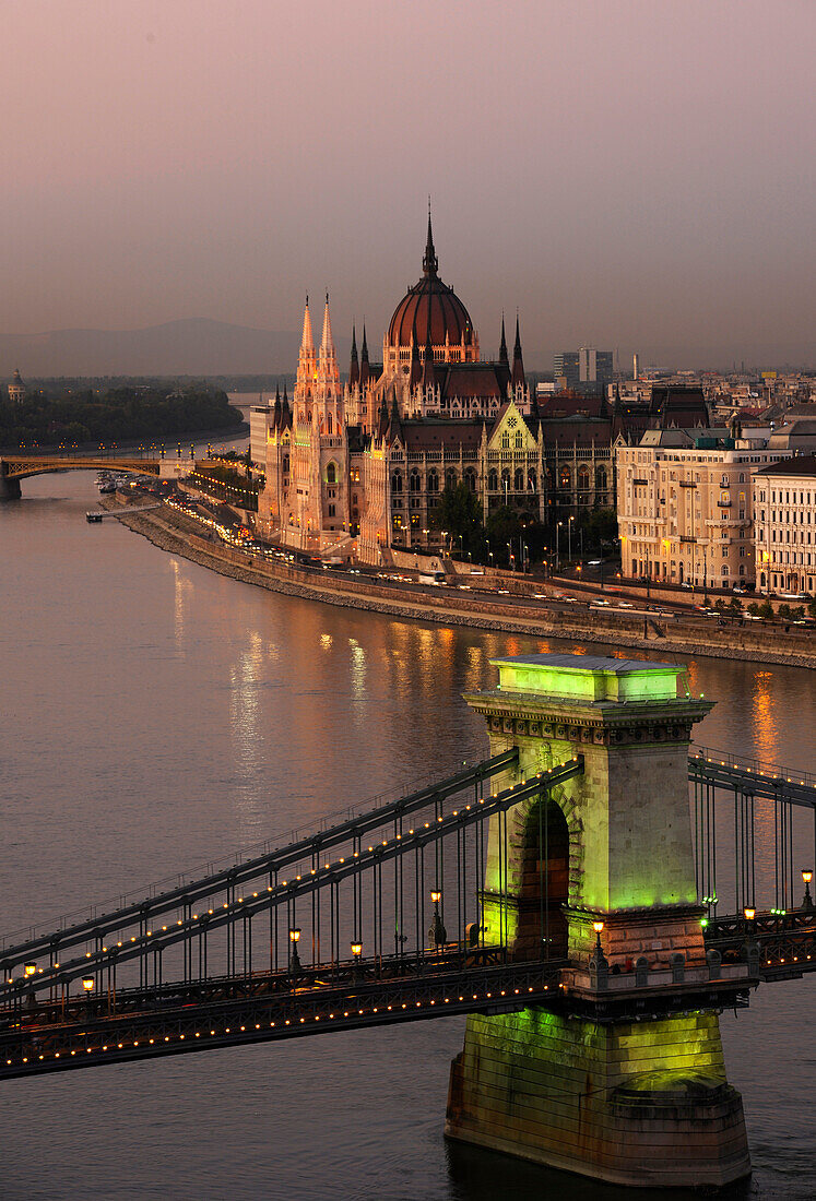 Blick auf die Donau mit Kettenbrücke und Parlament am Abend, Budapest, Ungarn, Europa