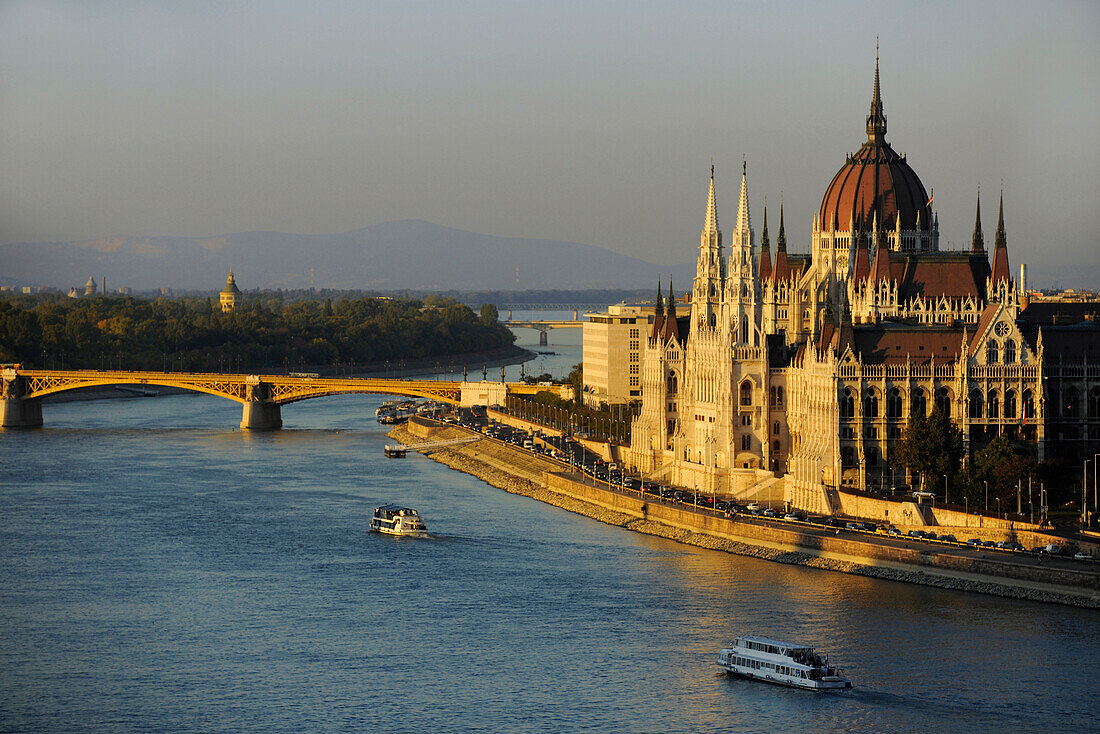 Parlament an der Donau im Licht der Abendsonne, Budapest, Ungarn, Europa