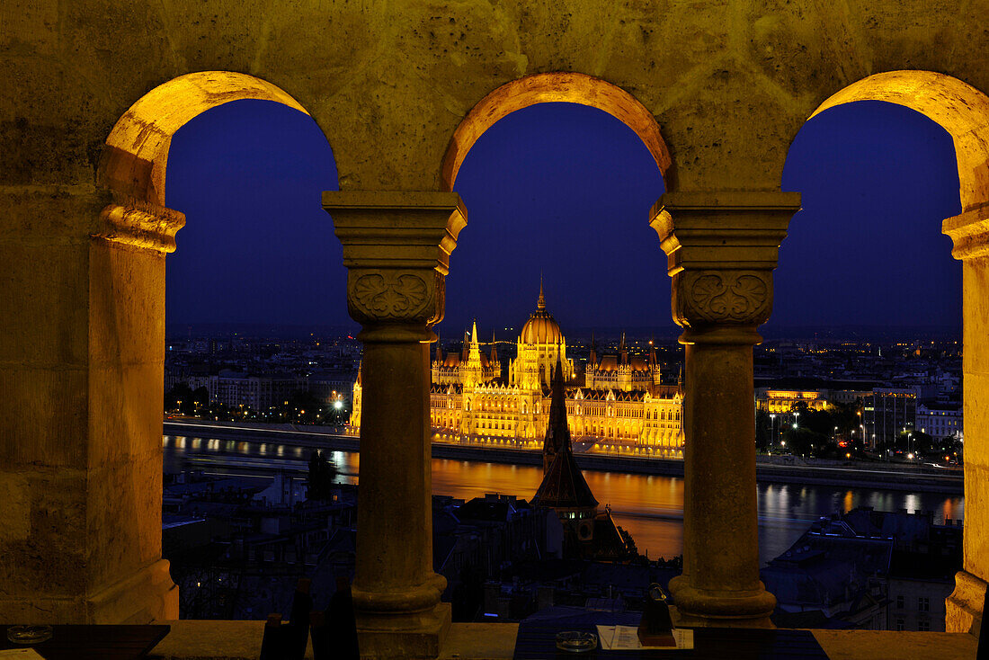 Blick von der Fischerbastei auf das Parlament an der Donau bei Nacht, Budapest, Ungarn, Europa