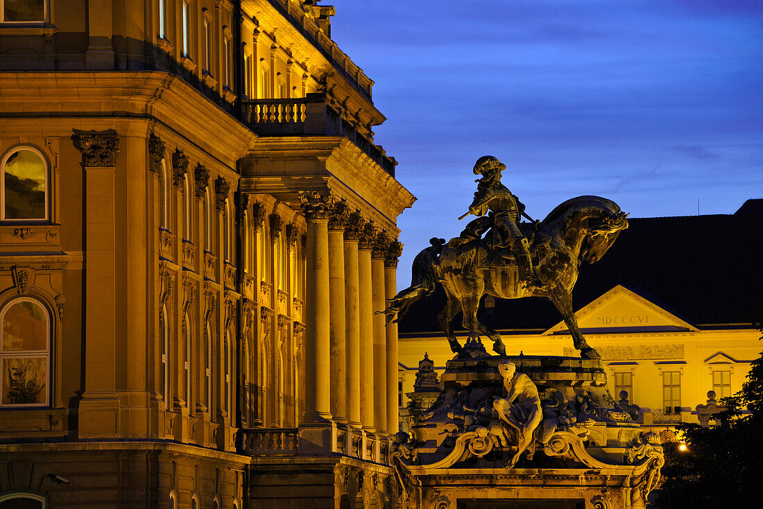 Burgpalast, Ungarische Nationalgalerie und Burgtheater am Abend, Budapest, Ungarn, Europa