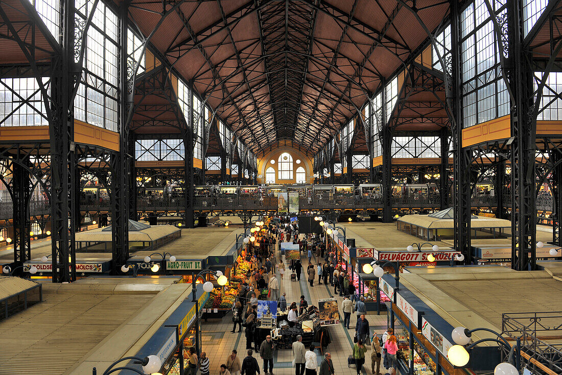 Menschen in der großen Markthalle, Budapest, Ungarn, Europa