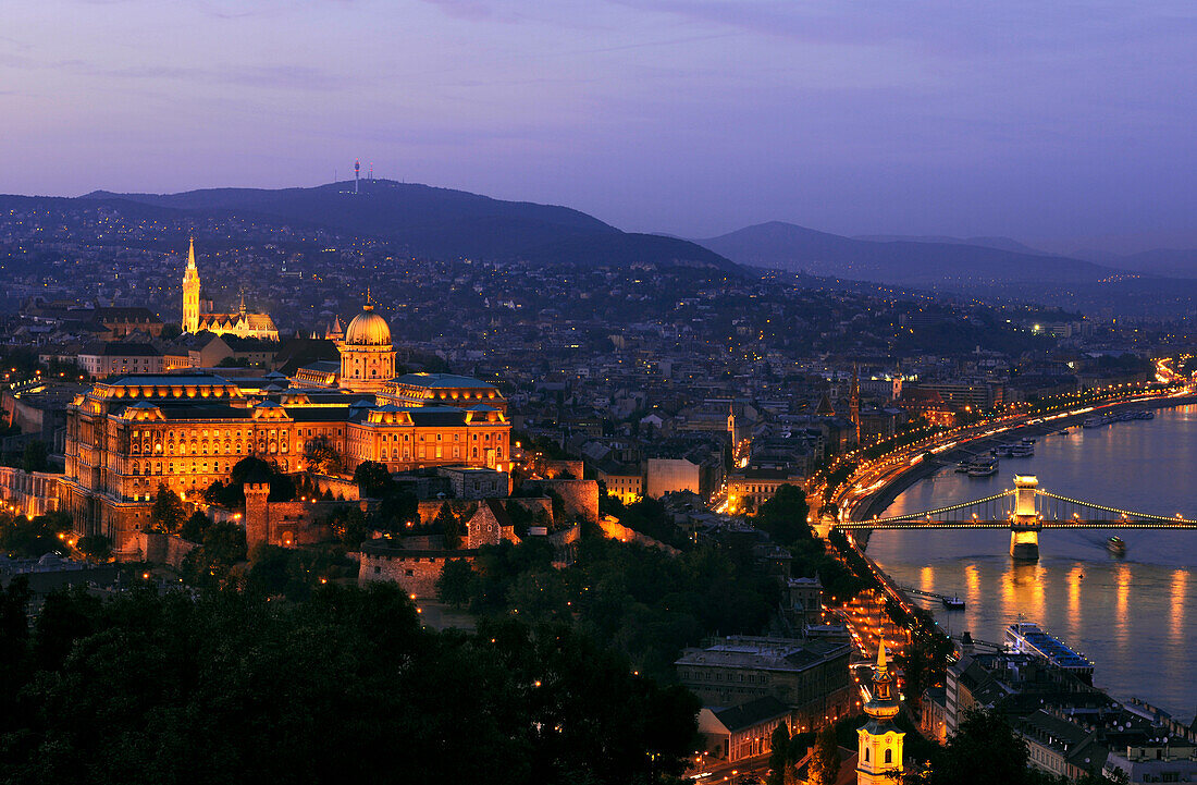 Burgberg mit beleuchteter Burg am Abend, Budapest, Ungarn, Europa