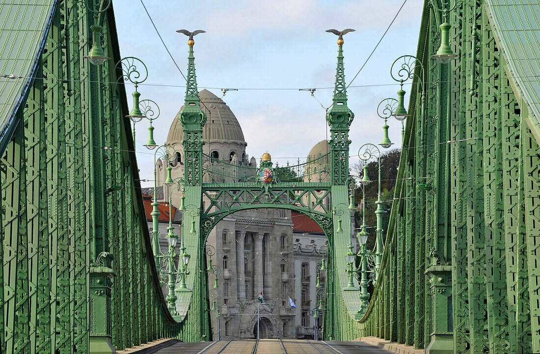 Freiheitsbrücke und Hotel Gellert, Budapest, Ungarn, Europa