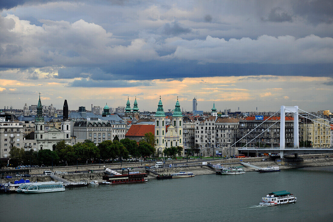 Schiff auf der Donau vor der Elisabethbrücke, Budapest, Ungarn, Europa